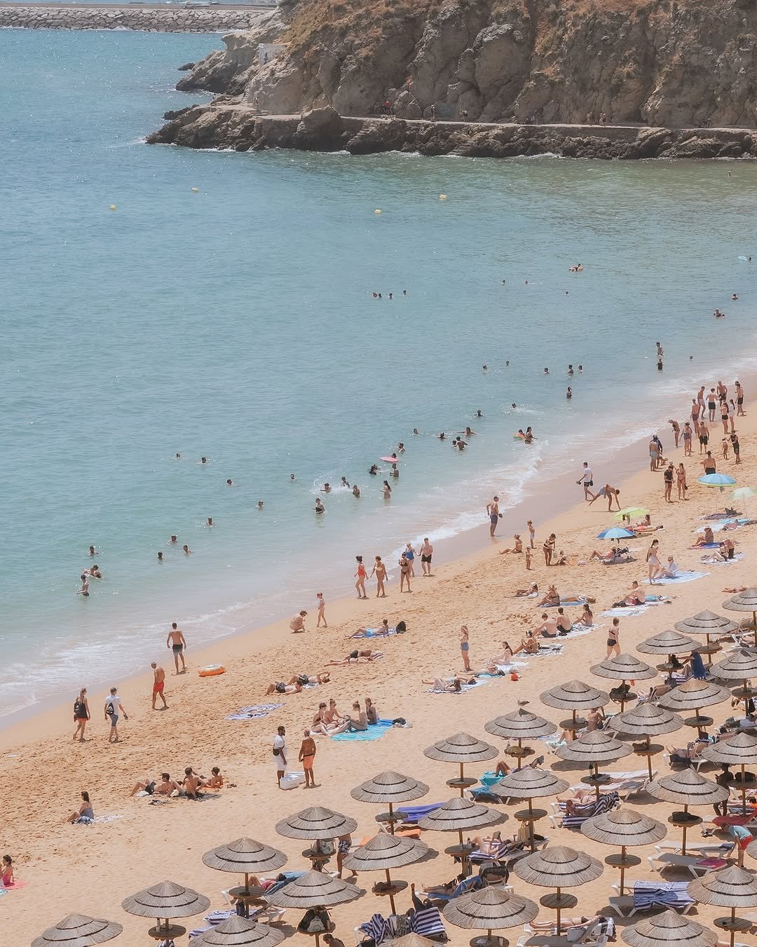 Photo by pilsung on August 15, 2025. May be an image of 5 people, umbrella, parasol, beach, Camogli, coast, water, Durdle Door and text.