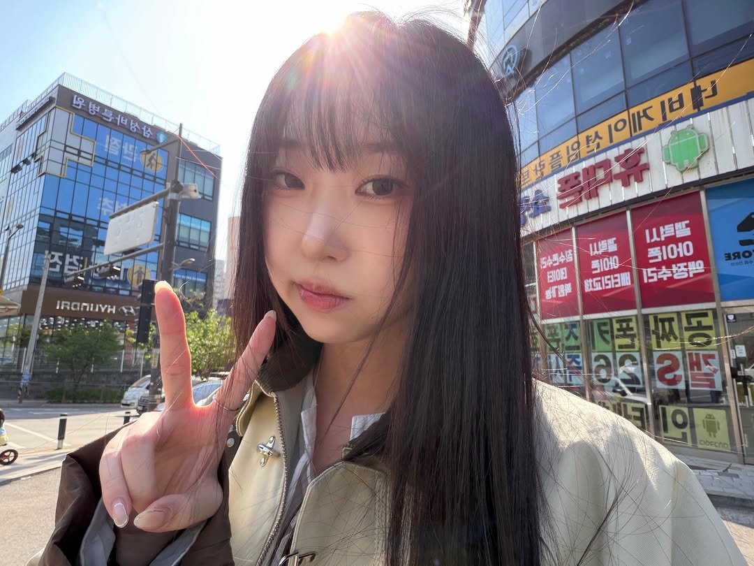 Photo by 추송희 on April 26, 2026. May be an image of one or more people, hair, parka and text.