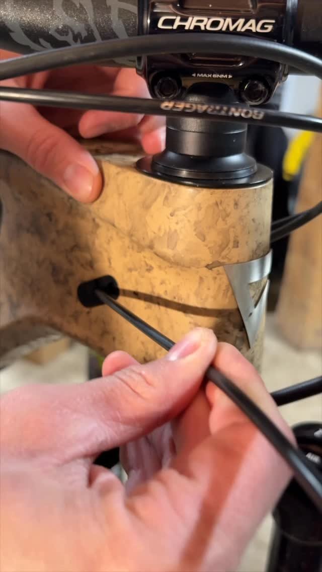 pinkbike 게시물 이미지: Cable routing should be an Olympic sport...