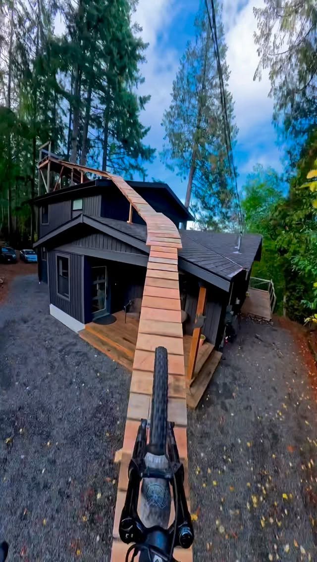 pinkbike 게시물 이미지: E-bike up & off my house 🏡 Went DEEP 💥

I love...