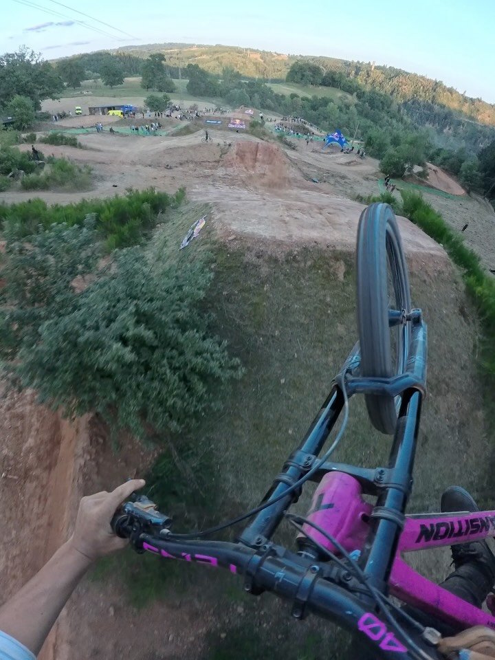 pinkbike 게시물 이미지: First evening out at Loose Fest 💨 

Can’t...