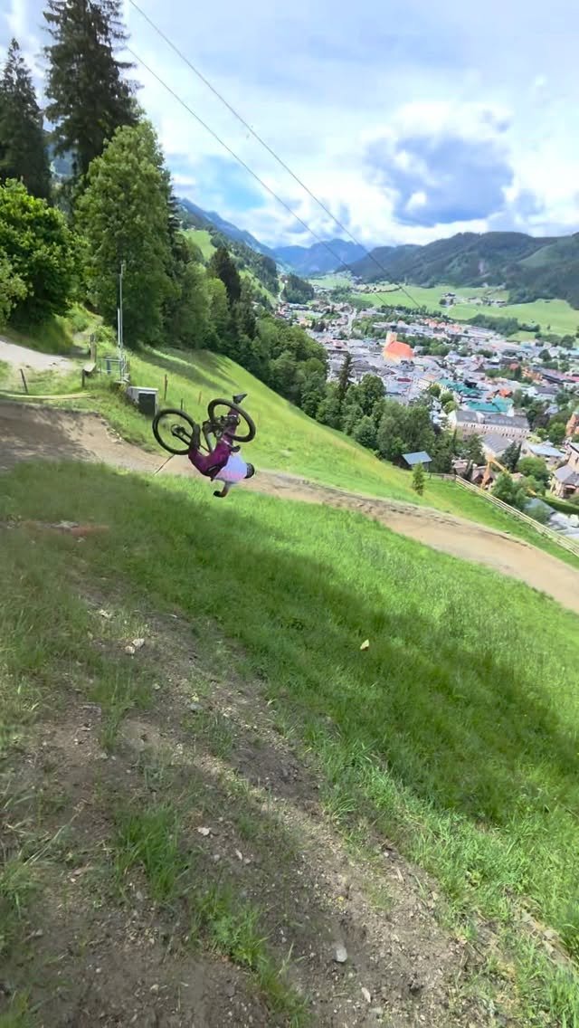 pinkbike 게시물 이미지: Suboptimal moment to slip a hand 😬
We are glad...