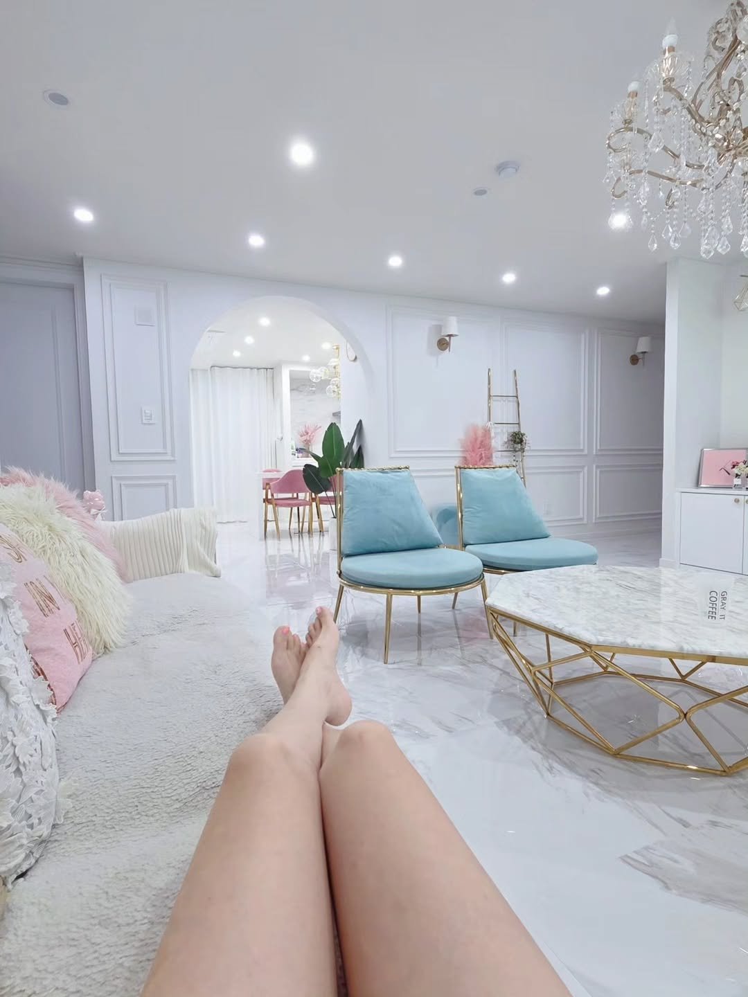 Photo by 핑크레이디🩷 on August 15, 2025. May be an image of 1 person, armchair, chaise lounge, chandelier, indoors, bedroom, living room and text.