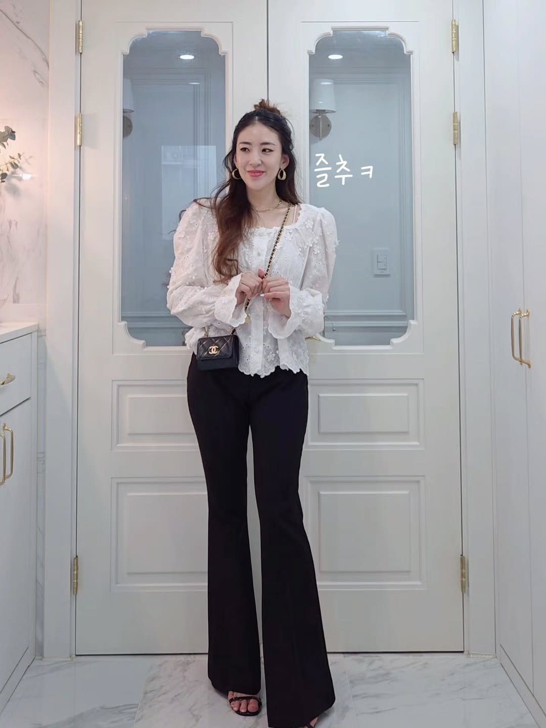 Photo by 핑크레이디🩷 on October 05, 2025. May be an image of 1 person, overskirt, top and text.