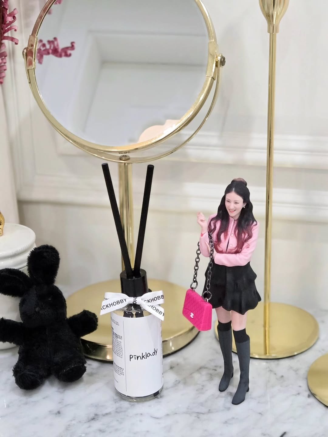 Photo shared by 핑크레이디🩷 on December 31, 2025 tagging @_studio_leeds. May be an image of ‎sink, fragrance, mirror, perfume and ‎text that says '‎_ا CKHOBBY ~KHOBE OBB 직한 Pinklady Pinkl‎'‎‎.