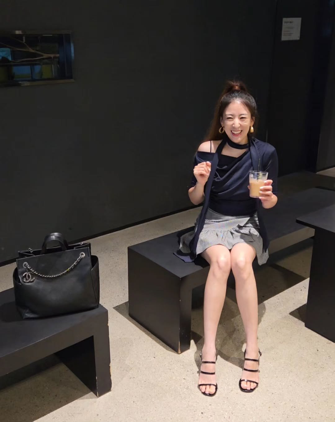 Photo by 핑크레이디🩷 on August 12, 2025. May be an image of 1 person, drink, miniskirt, cornflower and text.