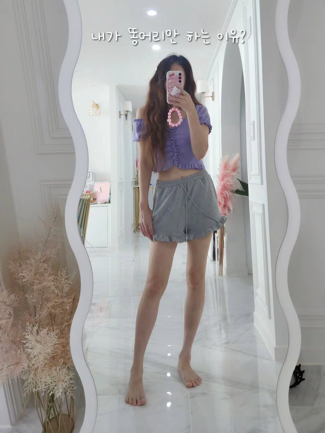 Photo by 핑크레이디🩷 on September 30, 2025. May be an image of 1 person, sleepwear, slip, chemise, shorts, miniskirt and text that says '내가 똥어리만 하는 이유?'.