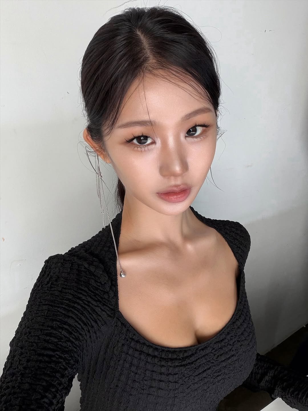 Photo by 천미경 on November 17, 2025. May be an image of one or more people, braids and text.