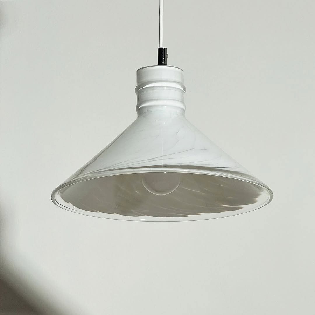 Photo by 프라네테스 | 빈티지조명.빈티지소품.합정동쇼룸 on April 29, 2025. May be an image of lighting, lightbulb, lamp shade, lamp, chandelier and text.