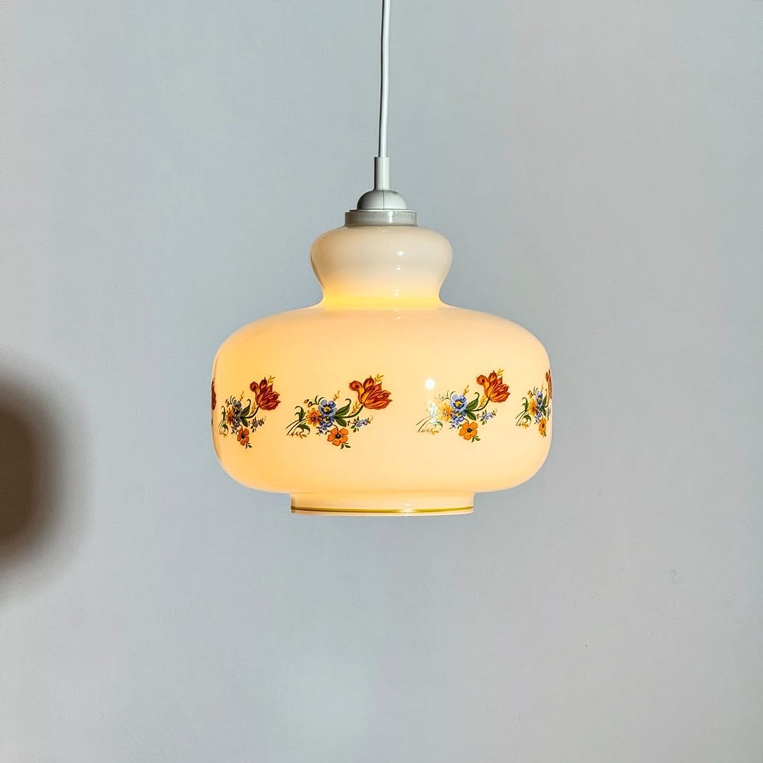 Photo by 프라네테스 | 빈티지조명.빈티지소품.합정동쇼룸 on April 13, 2025. May be an image of lighting, lamp, lamp shade, lightbulb, chandelier and text.