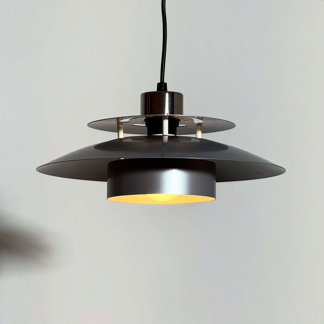 Photo by 프라네테스 | 빈티지조명.빈티지소품.합정동쇼룸 on April 23, 2025. May be an image of lighting, lamp, chandelier, lamp shade, lightbulb and text.