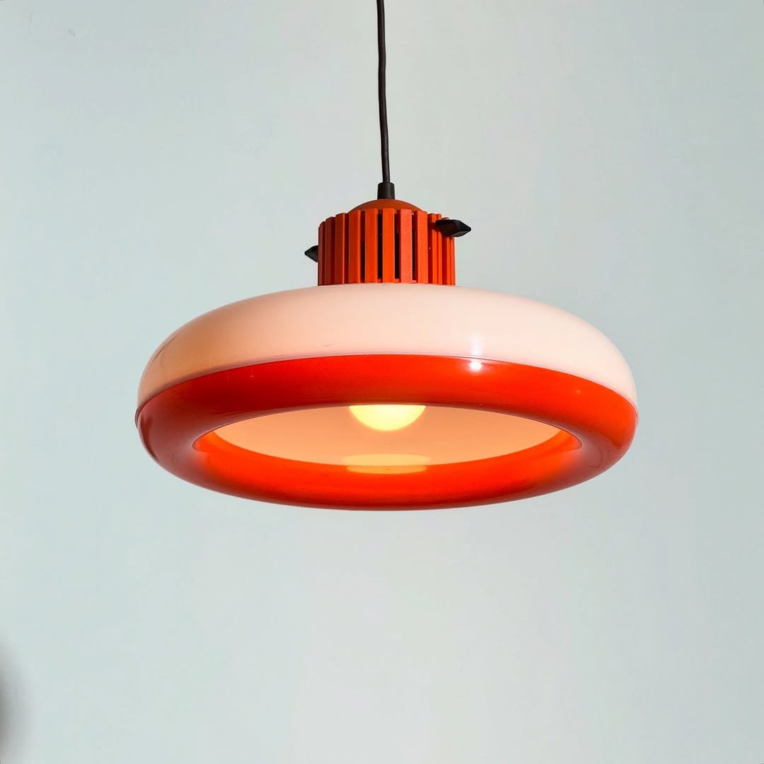 Photo by 프라네테스 | 빈티지조명.빈티지소품.합정동쇼룸 on April 21, 2025. May be an image of lighting, lamp, lightbulb, lamp shade, chandelier and text.