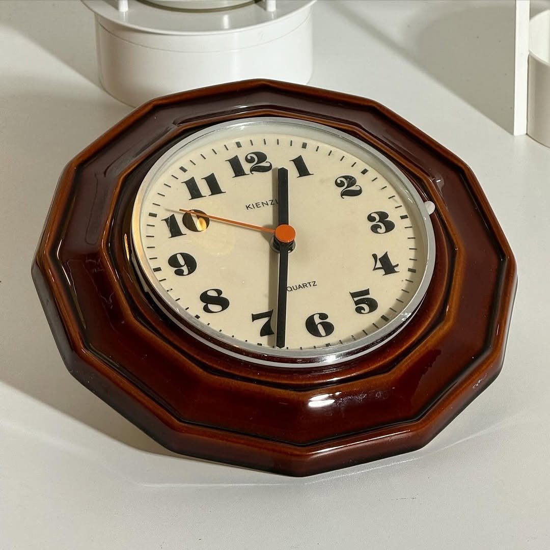 Photo by 프라네테스 | 빈티지조명.빈티지소품.합정동쇼룸 on May 01, 2025. May be an image of grandfather clock, timer, pocketwatch and text.