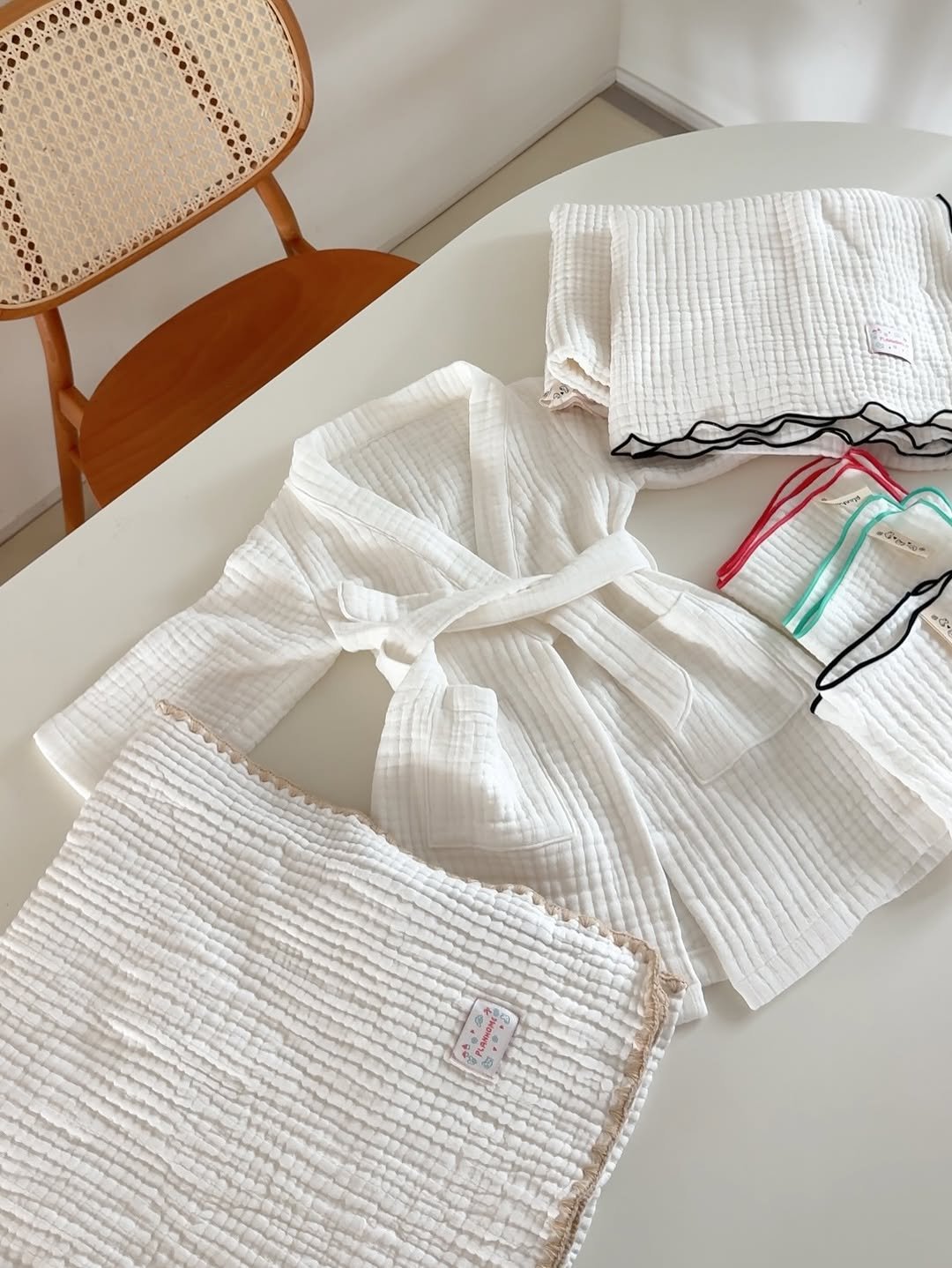 Photo by 플랜홈 l yeeun kim on July 17, 2025. May be an image of towel, sleepwear, towel rack, bath robe, robe and text.