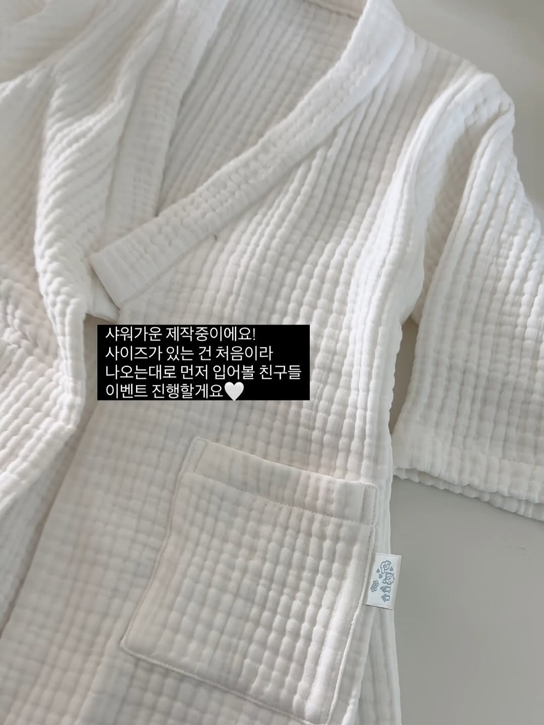 Photo by 플랜홈 l yeeun kim on July 29, 2025. May be an image of sleepwear, blanket, robe, bath robe and text.