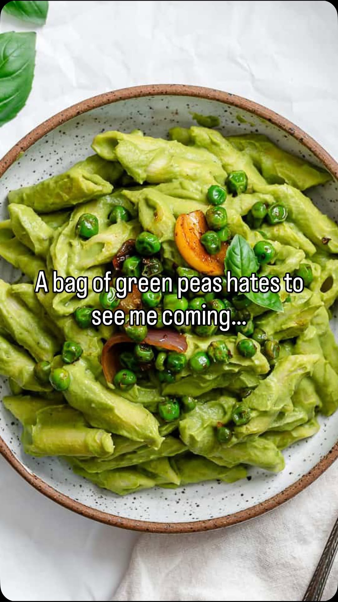 plantbasedonabudget 게시물 이미지: Green pea pasta is creamy, vibrant,...
