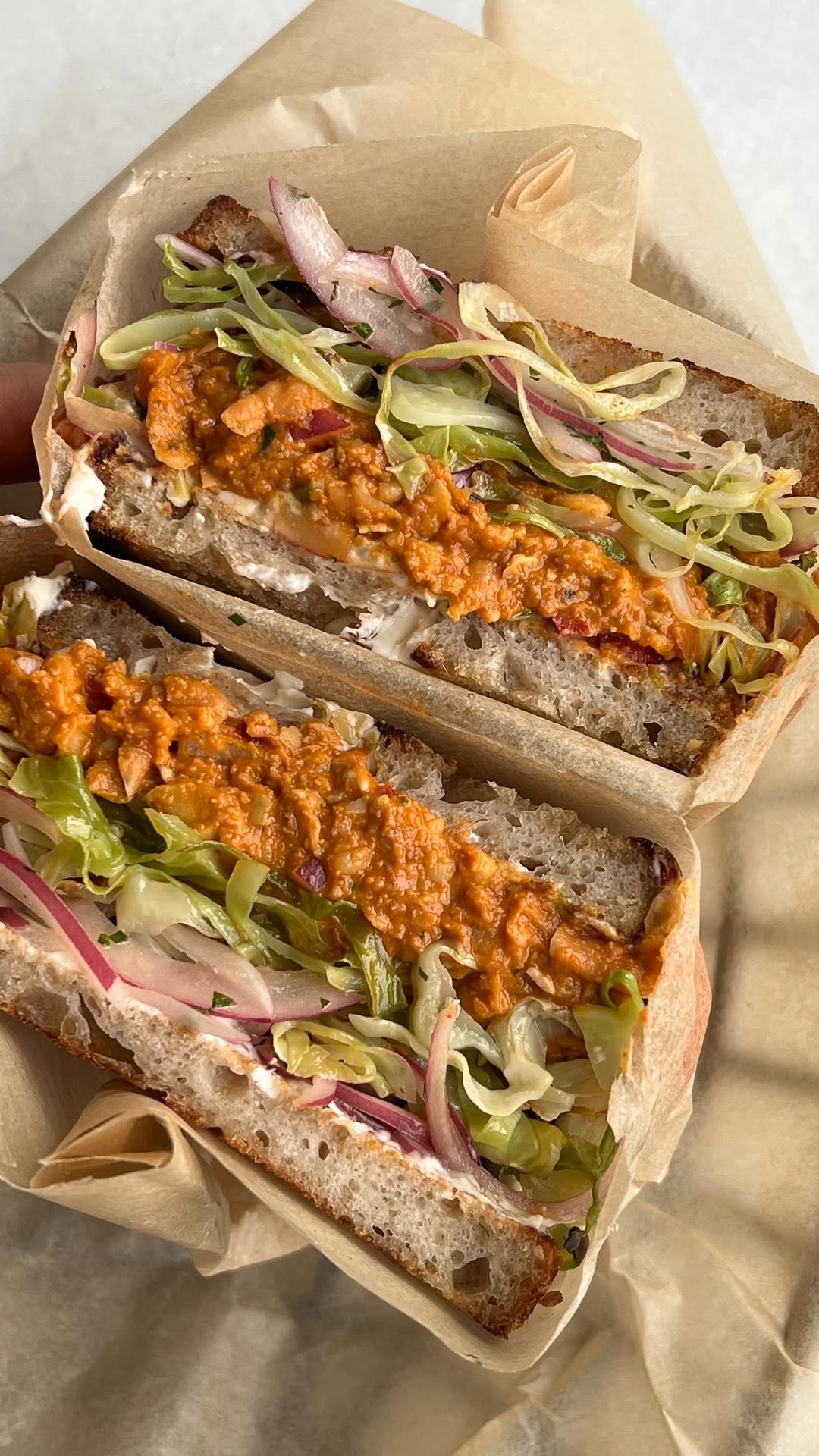 plantbasedrd 게시물 이미지: 🥪 Sun-dried Romesco Chickpea Salad, perfect...