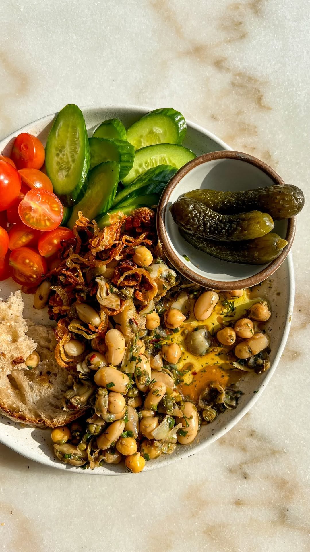 plantbasedrd 게시물 이미지: 🫘 Marinated Artichoke Bean Salad with Crispy...