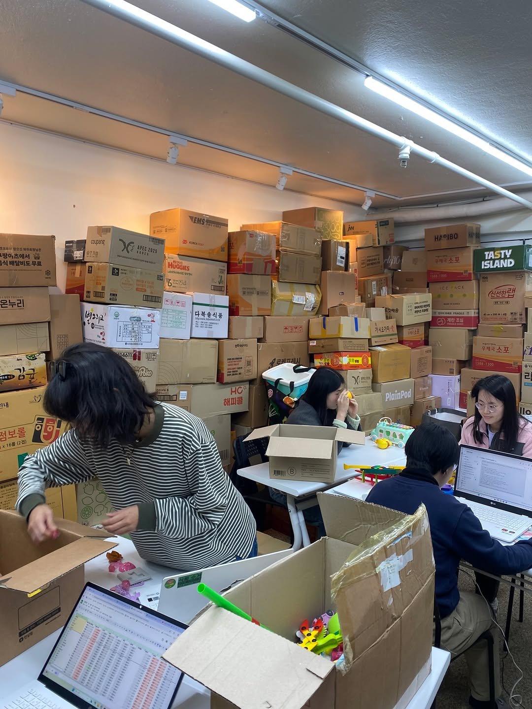 Photo by 플라스틱방앗간 on November 26, 2025. May be an image of box and carton.