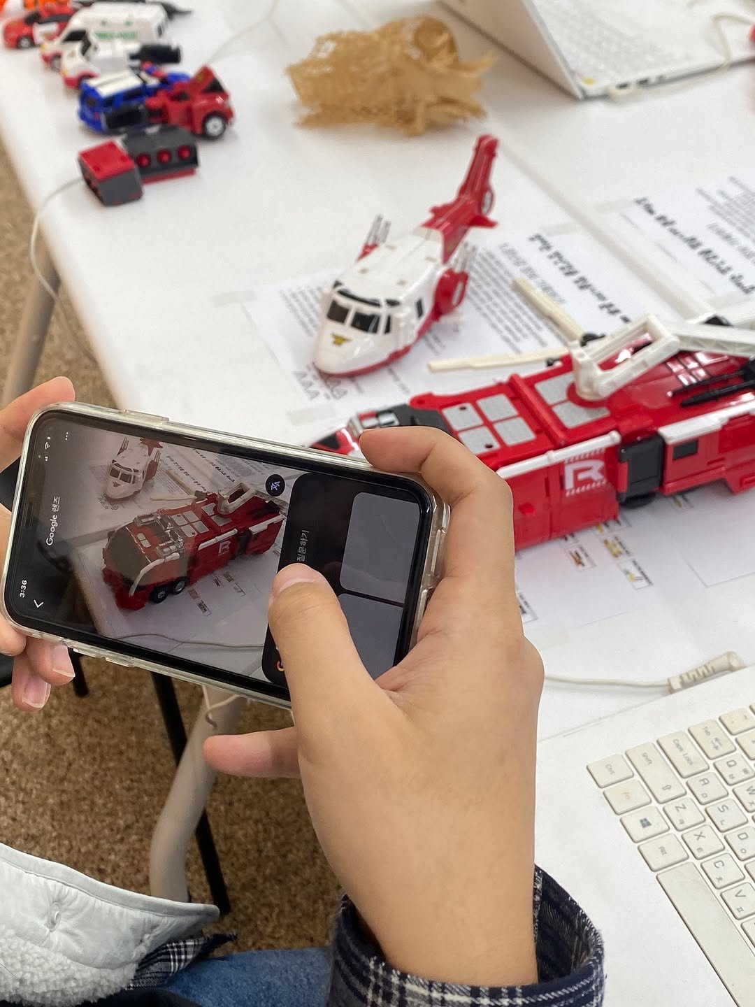 Photo by 플라스틱방앗간 on November 11, 2025. May be an image of phone, lego, tablet and text.