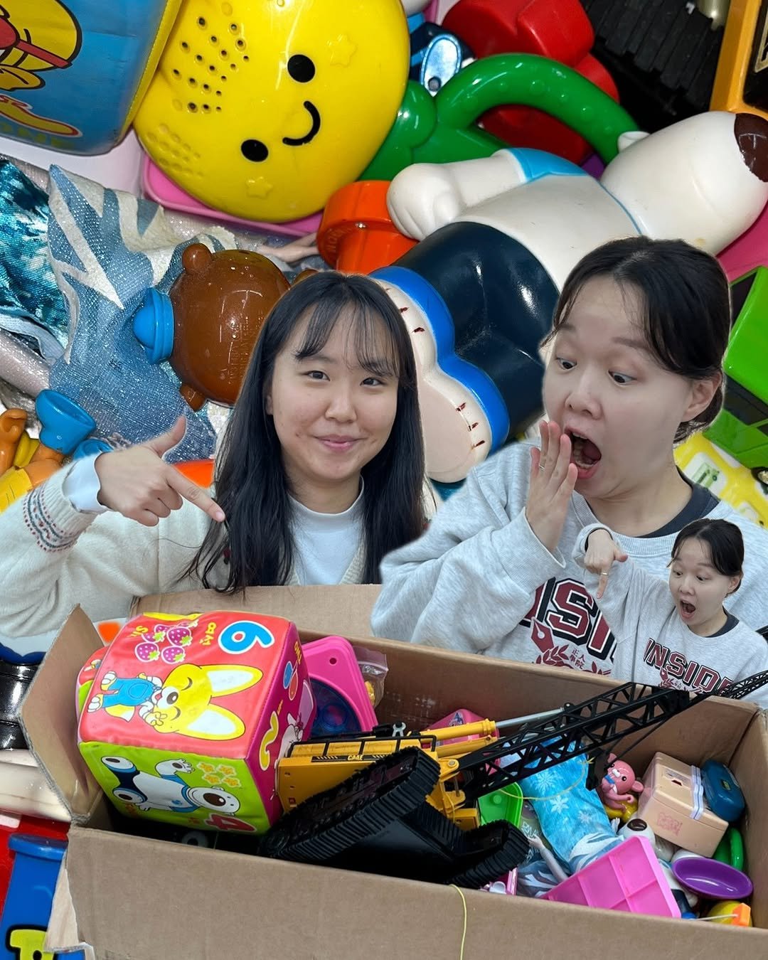 Photo by 플라스틱방앗간 on November 07, 2025. May be an image of balloon, lego, lollipop, carton, hamper and text that says 'GHEO 여서 SI MSID に袋'.