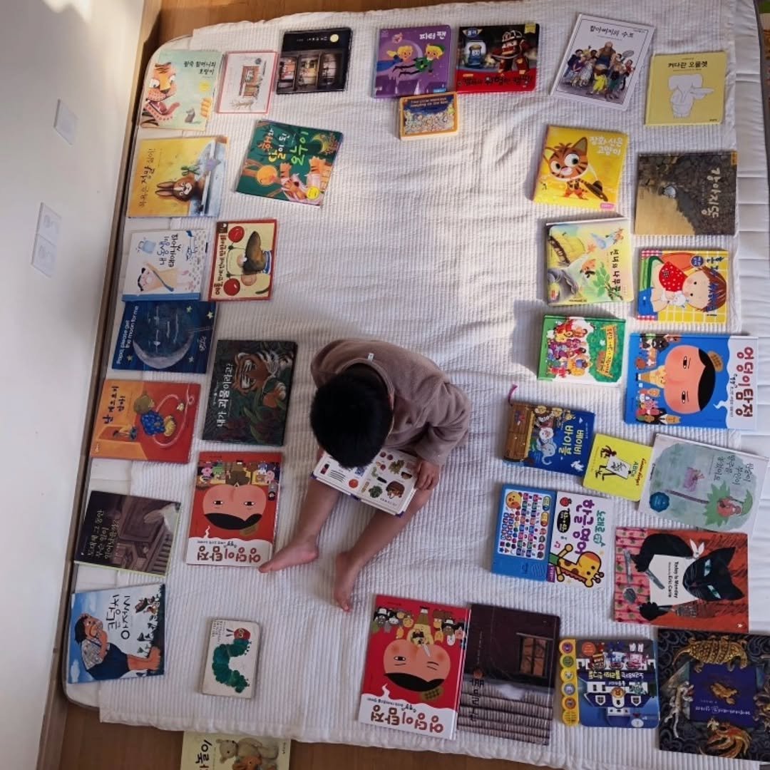 Photo by 엄마의 브랜딩(Re:Studio) on December 17, 2025. May be an image of child, book and text.