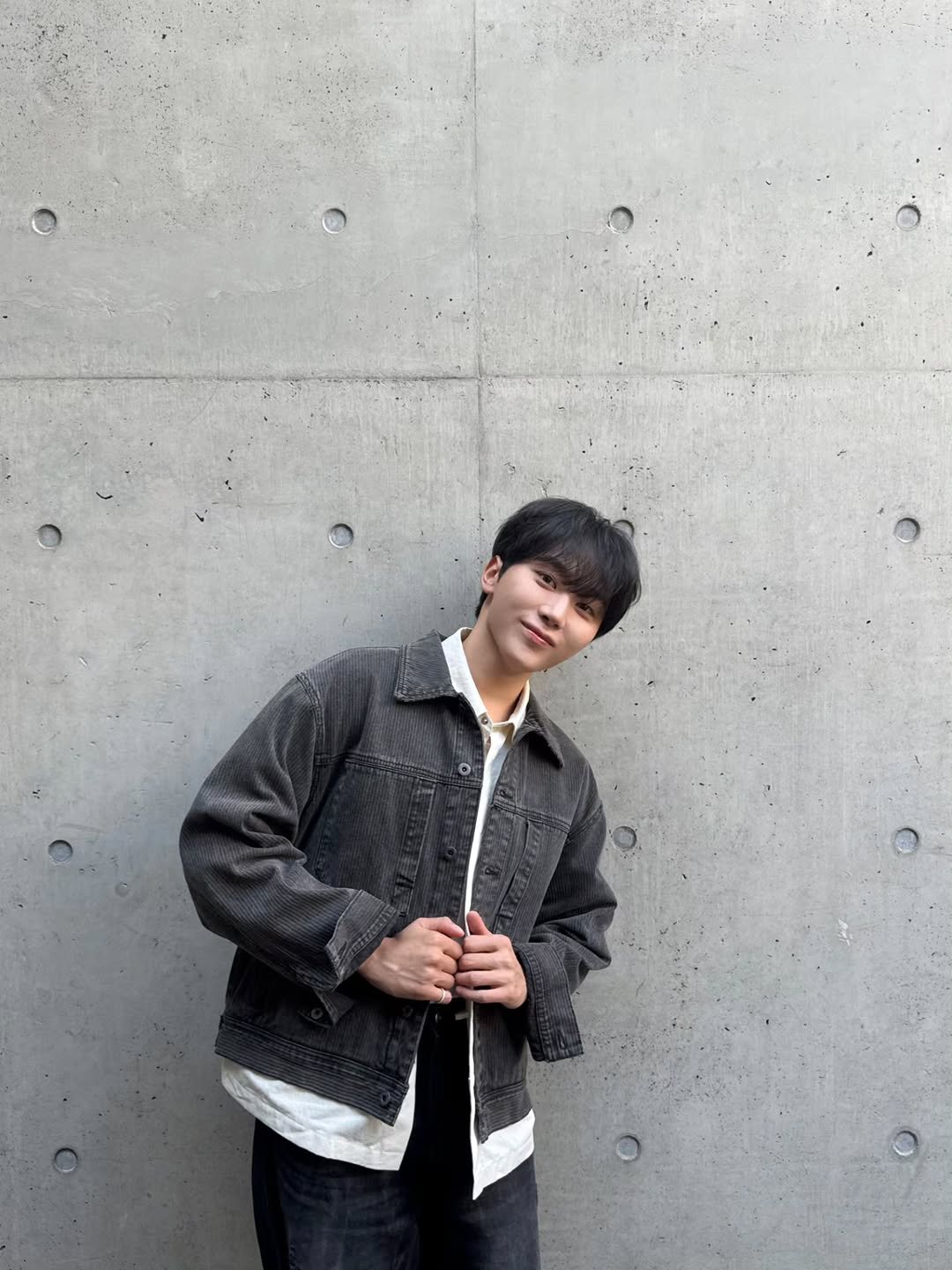 Photo by 승관 SEUNGKWAN on September 22, 2025. May be an image of duffle coat, jacket and parka.