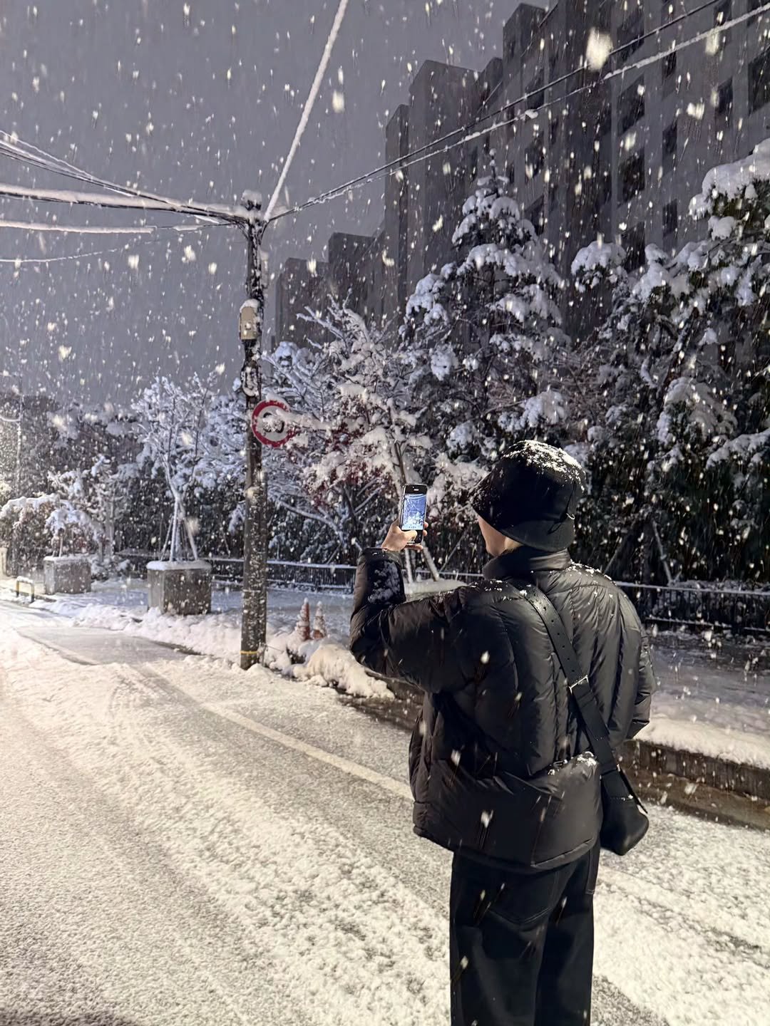 Photo by 승관 SEUNGKWAN on January 11, 2026. May be an image of standing, snowball, snowman, umbrella, street, snow and text.