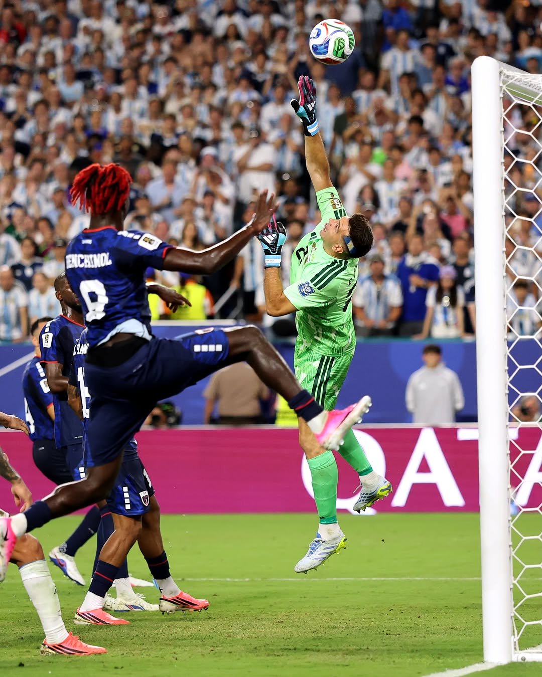 plinusa 게시물 이미지: Dibu in the clutch🫡🇦🇷