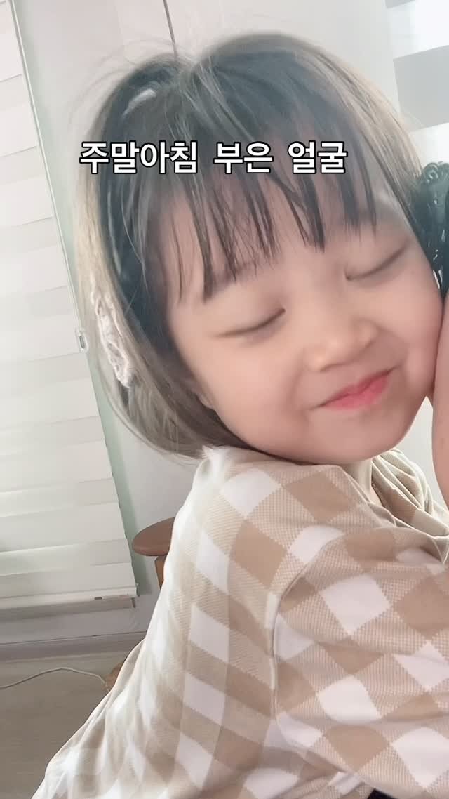 podosana_papa 게시물 이미지: 주말아침 팅팅부어서 아빠 괴롭히는 이산아 @podo_sana