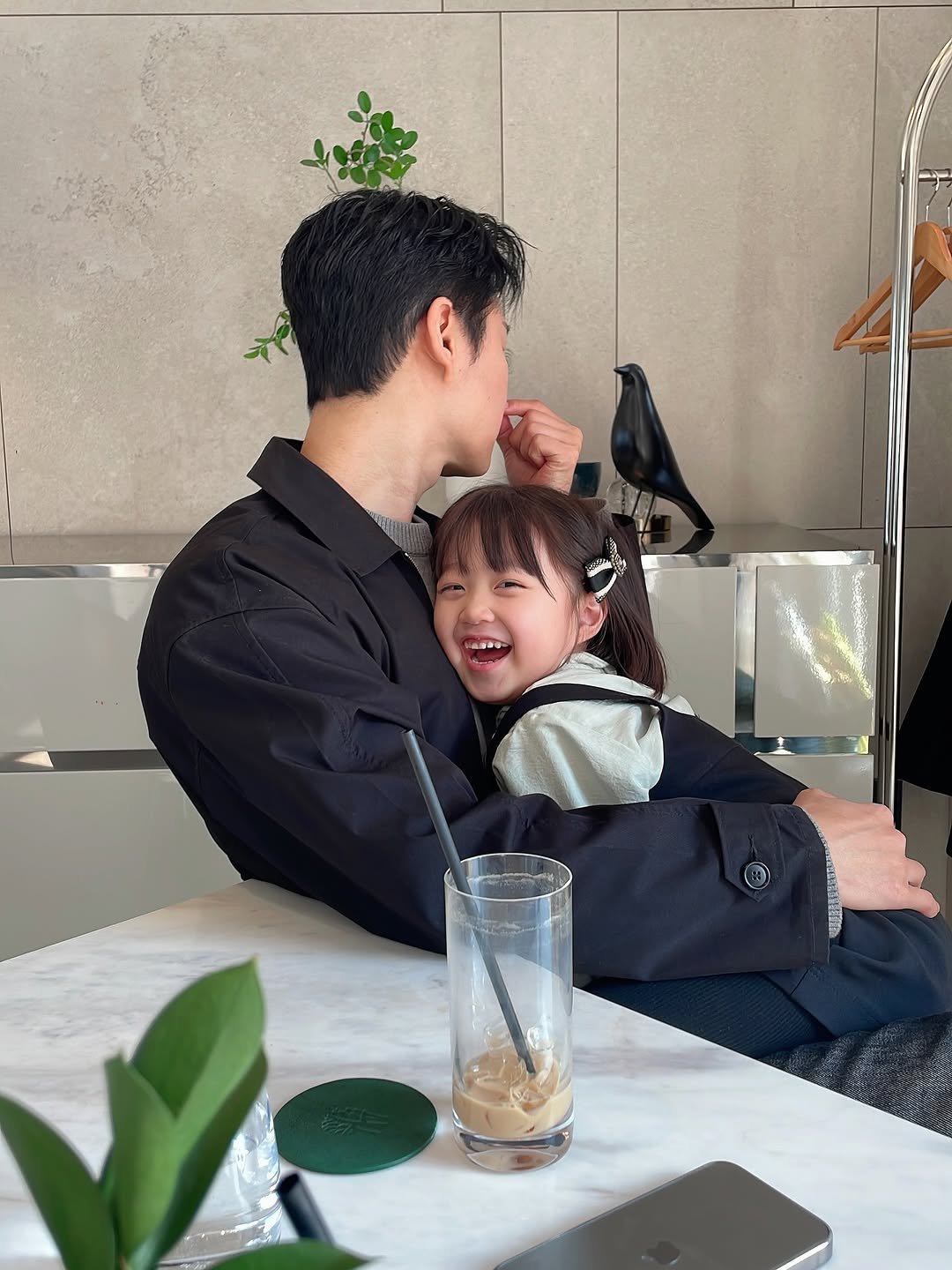 Photo shared by 산버지의 B급 시선 on December 31, 2025 tagging @podo_sana.