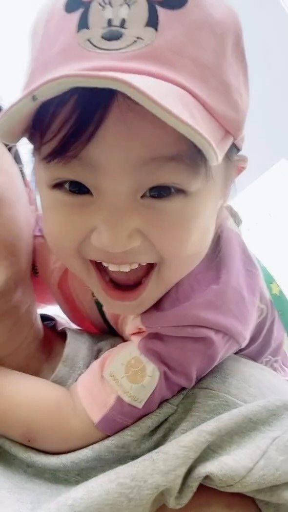 podosana_papa 게시물 이미지: 4살때 웃음이 끊이질 않는 산아 🤍
.
.
.
#딸스타그램