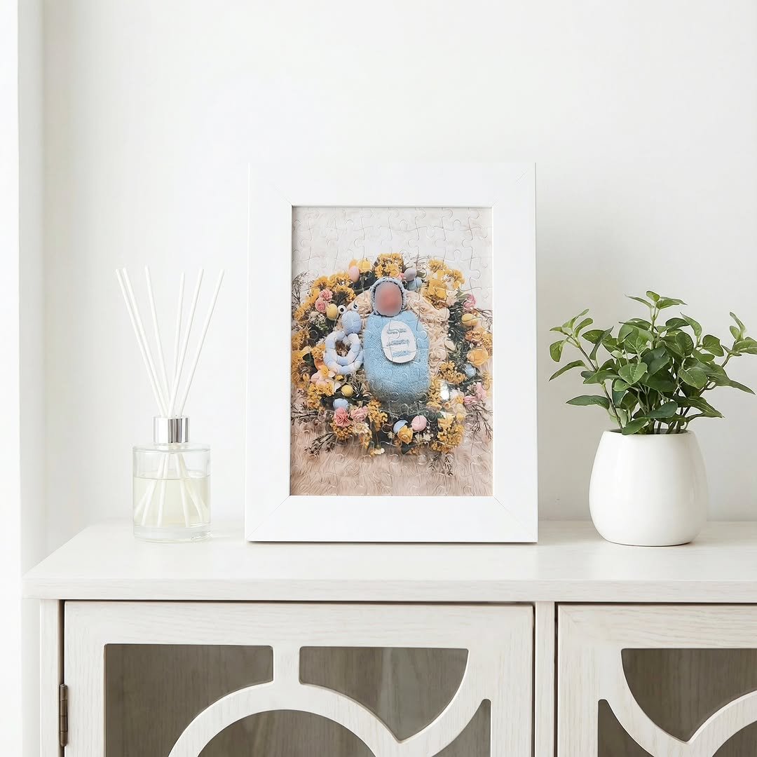 Photo by 퐁실퐁실 선물가게 | 주문제작선물/포토인형 on December 08, 2025. May be an image of picture frame, shadow box and poster.