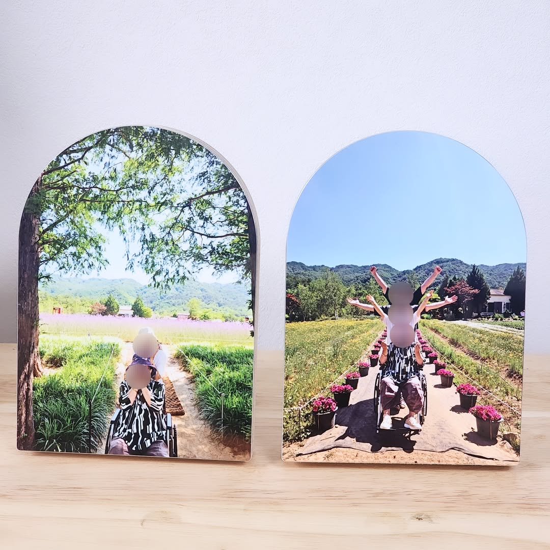Photo by 퐁실퐁실 선물가게 | 주문제작선물/포토인형 on July 01, 2025. May be an image of 1 person, picture frame and text.