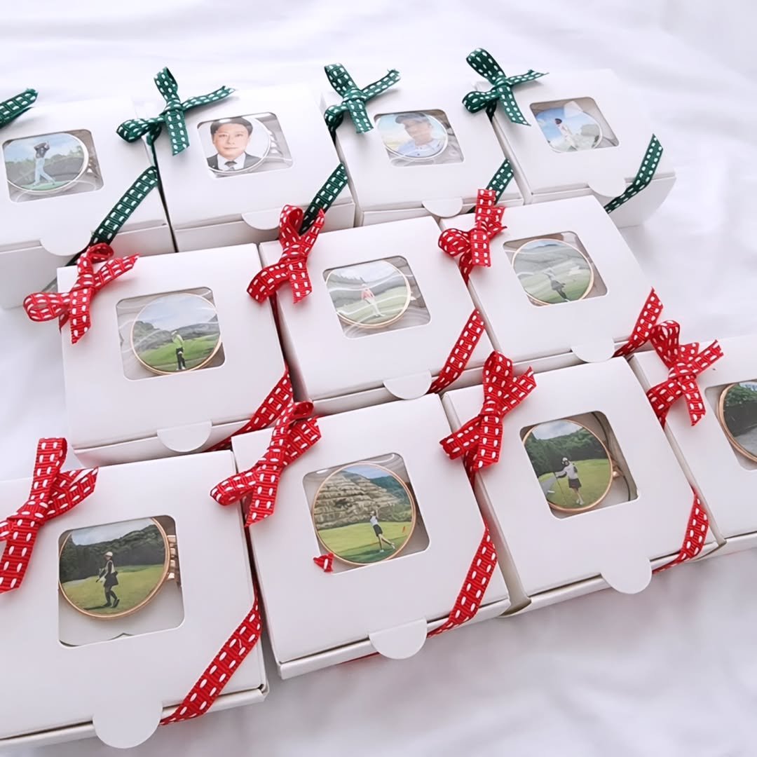 Photo by 퐁실퐁실 선물가게 | 주문제작선물/포토인형 on December 18, 2025. May be an image of gingerbread cookie, oatmeal cookies, cake, hamper, box and text.