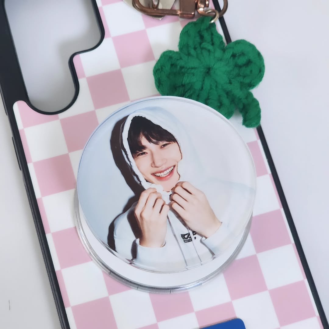 Photo by 퐁실퐁실 선물가게 | 주문제작선물/포토인형 on December 13, 2025. May be an image of button and text.