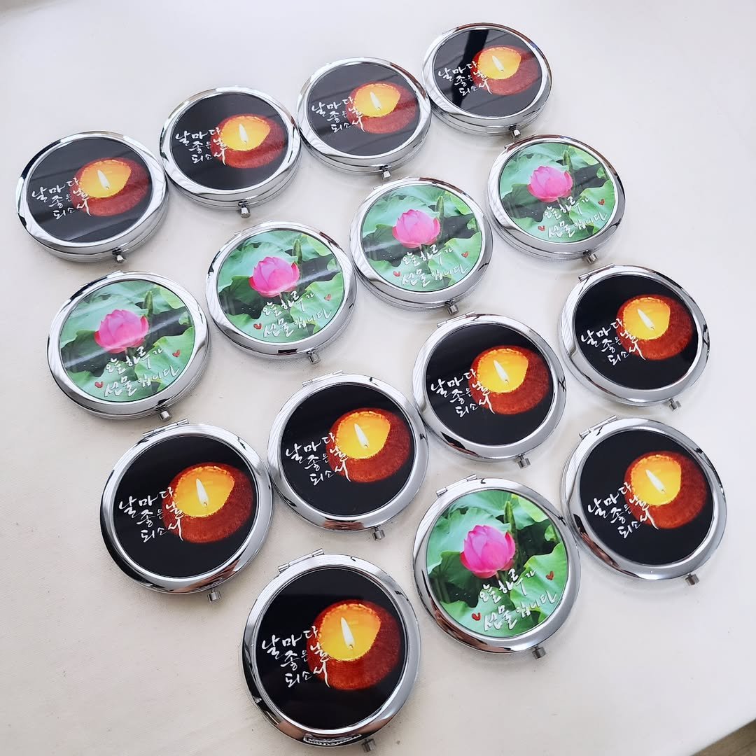 Photo by 퐁실퐁실 선물가게 | 주문제작선물/포토인형 on July 25, 2025. May be an image of button, paper weight and text.