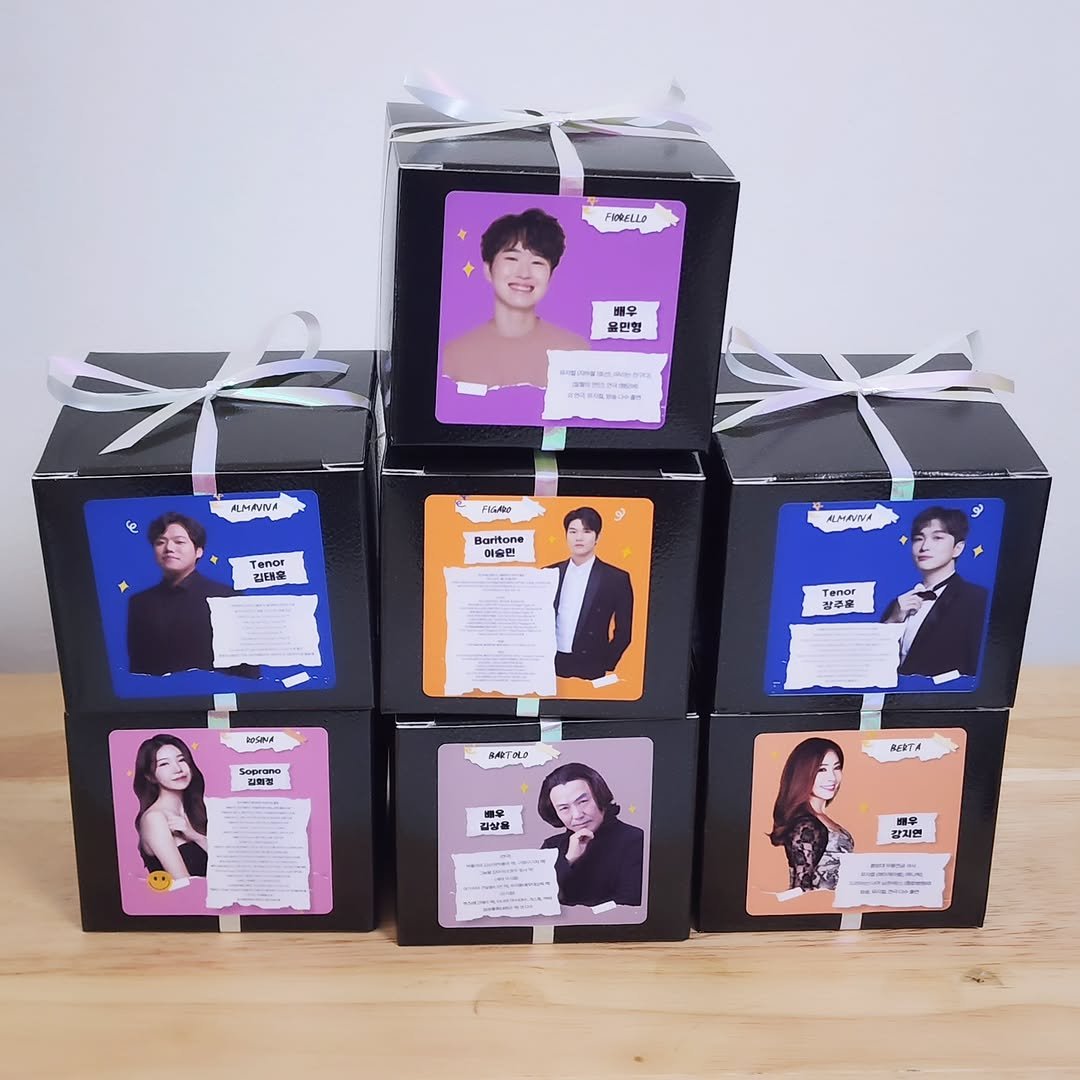 Photo by 퐁실퐁실 선물가게 | 주문제작선물/포토인형 on January 05, 2026. May be an image of one or more people, bangs, makeup, box, hamper, hand cream, calendar and text.