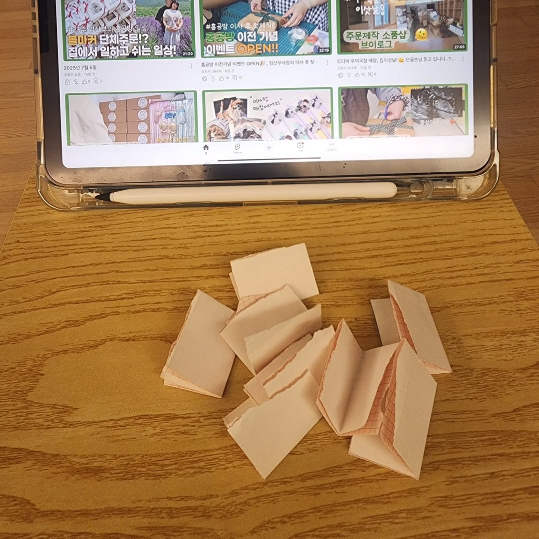 Photo by 퐁실퐁실 선물가게 | 주문제작선물/포토인형 on July 06, 2025. May be an image of 2 people, screen, tablet, wafer, eraser and text.
