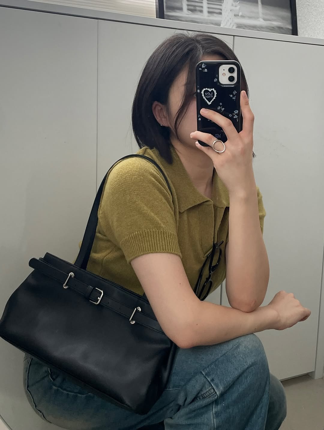 Photo shared by 푸랴 on September 14, 2025 tagging @loumoi___official, and @eif_kr. May be an image of tool bag, purse, sling and mirror.