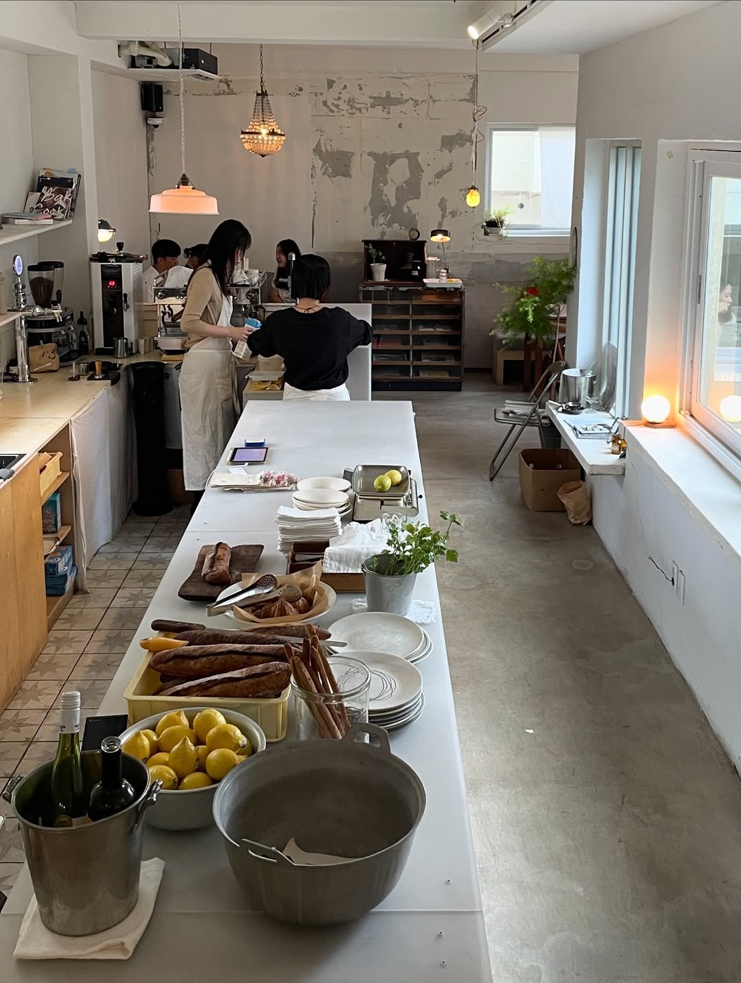 Photo by 푸랴 on September 29, 2025. May be an image of kitchen table, dining table, cornflower, kitchen and text.