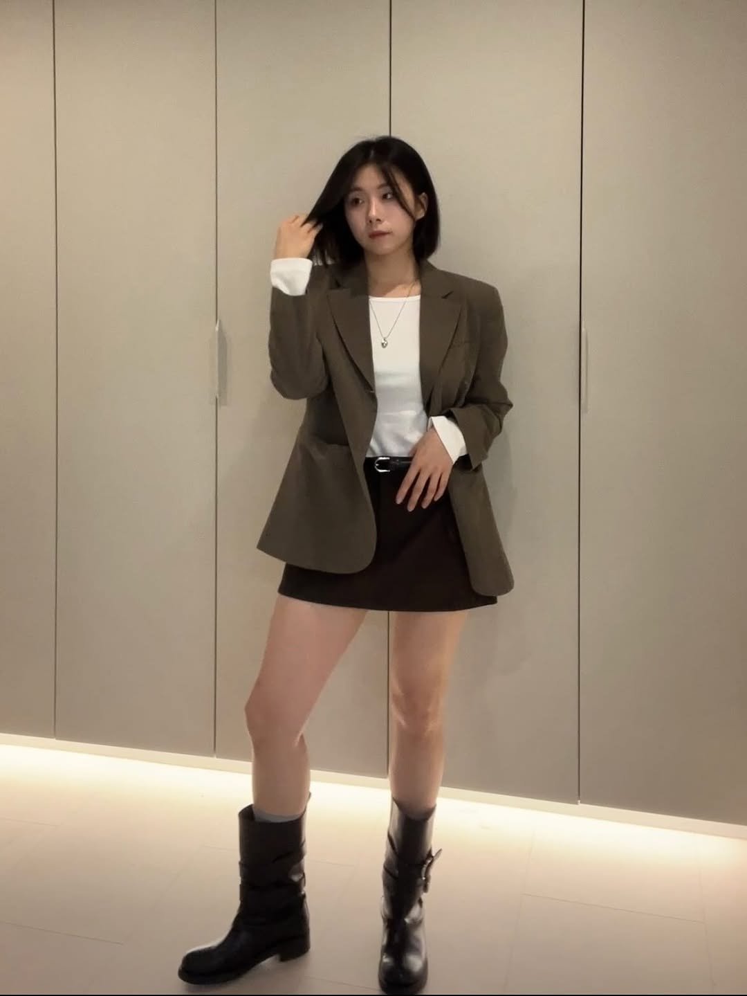 Photo by 푸랴 on September 25, 2025. May be an image of one or more people, hair, duffle coat, overcoat, boots, blazer, suit, miniskirt and text.