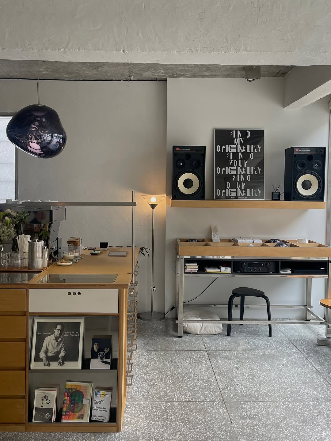 Photo by 푸랴 on September 14, 2025. May be an image of speaker, credenza, amplifier, desk, stereo, bureau and indoors.