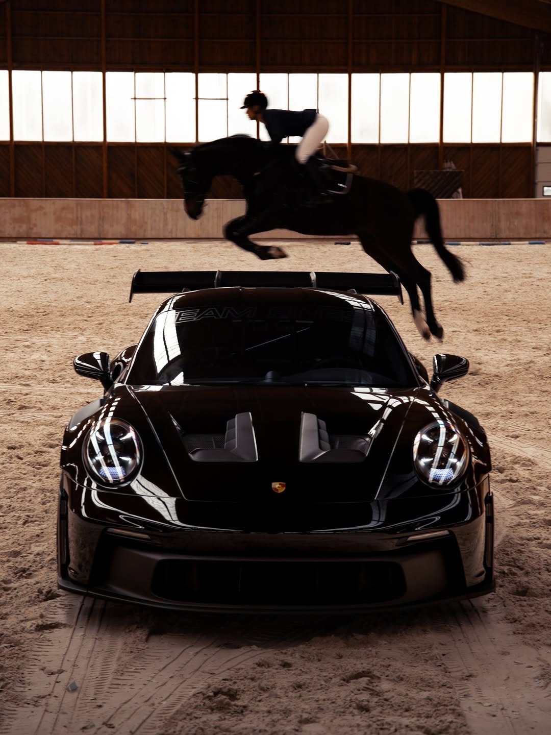 porsche 게시물 이미지: Saddle up.
📸 @panpolonez @michalsky_photo...