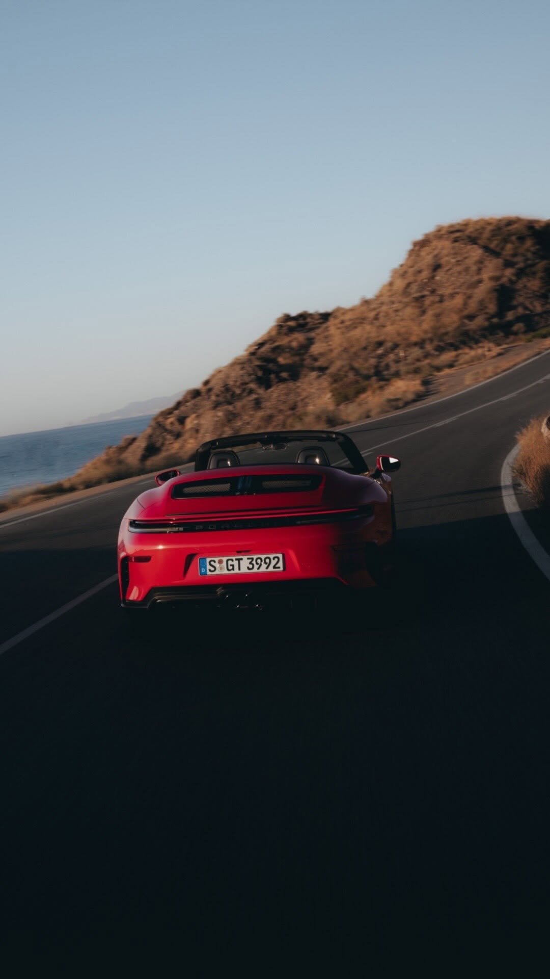 porsche 게시물 이미지: When the horizon pulls you in.

With the sky...