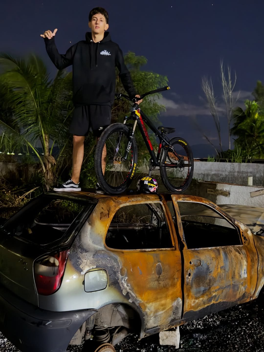 Photo shared by Ycaro Romero on April 16, 2026 tagging @portalwheeling. May be an image of bicycle, tire, minivan, outdoors and text.