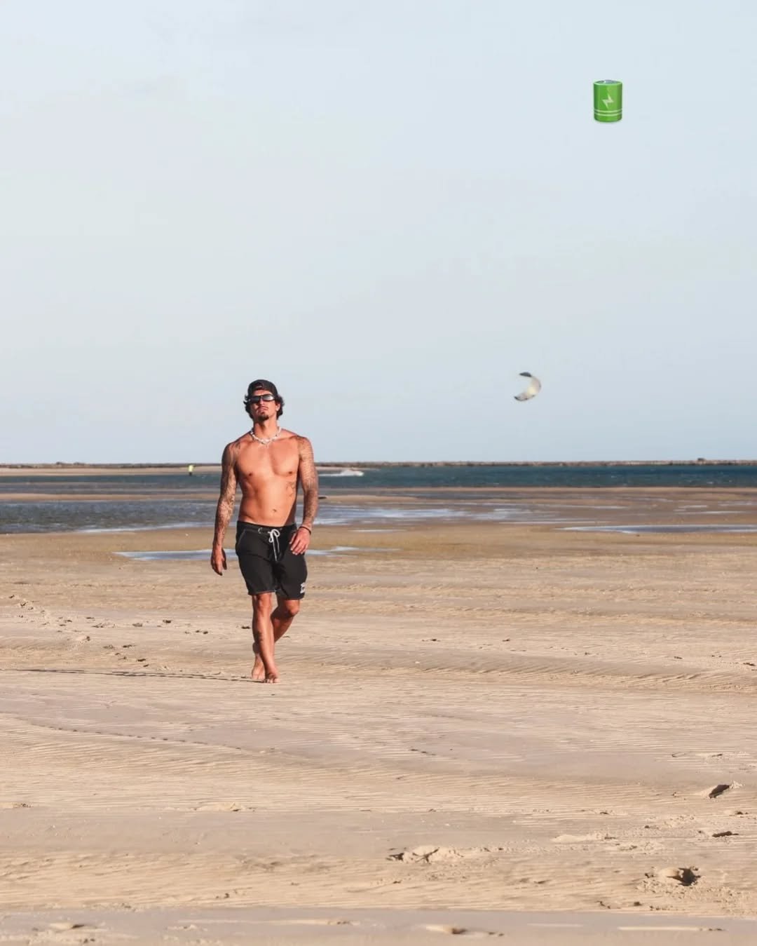 Photo shared by 𝙂𝙖𝙗𝙧𝙞𝙚𝙡 𝙈𝙚𝙙𝙞𝙣𝙖 | 𝙁𝙖𝙣 𝙋𝙖𝙜𝙚 on January 07, 2026 tagging @gabrielmedina. May be an image of kite, parachute, beach and text.