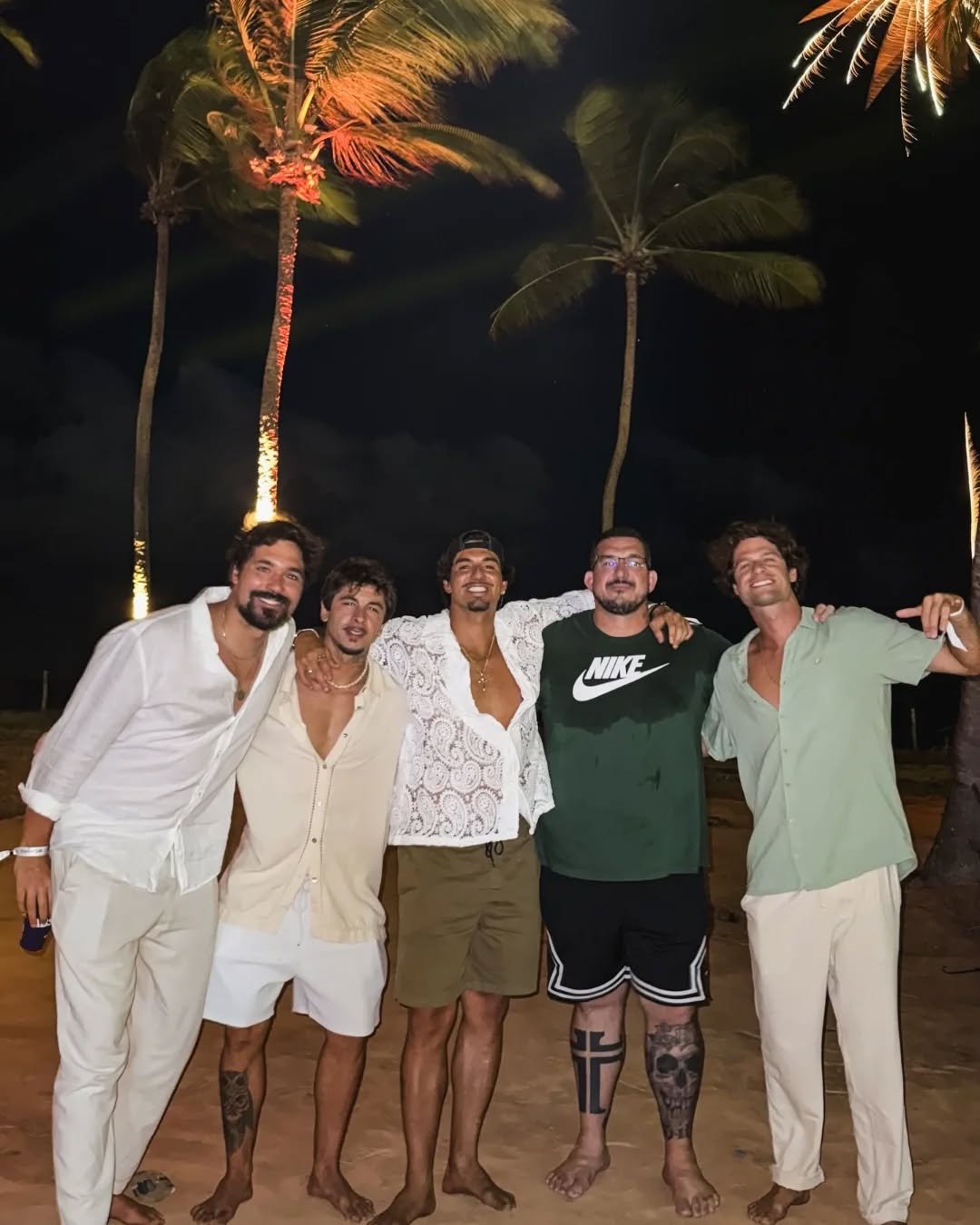 Photo shared by 𝙂𝙖𝙗𝙧𝙞𝙚𝙡 𝙈𝙚𝙙𝙞𝙣𝙖 | 𝙁𝙖𝙣 𝙋𝙖𝙜𝙚 on January 01, 2026 tagging @matheusnavarro, @gabrielmedina, @fabaomonstro, and @lucasbalbino_. May be an image of one or more people, sparkler, fireworks, palm trees and text.
