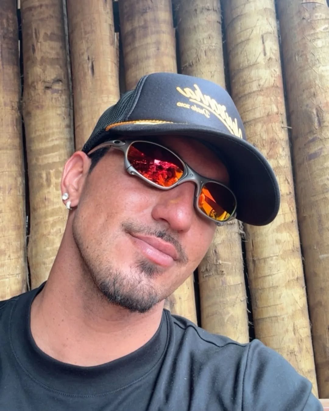 Photo shared by 𝙂𝙖𝙗𝙧𝙞𝙚𝙡 𝙈𝙚𝙙𝙞𝙣𝙖 | 𝙁𝙖𝙣 𝙋𝙖𝙜𝙚 on February 20, 2026 tagging @gabrielmedina. May be a selfie of one or more people, hat, sunglasses, bamboo and text.