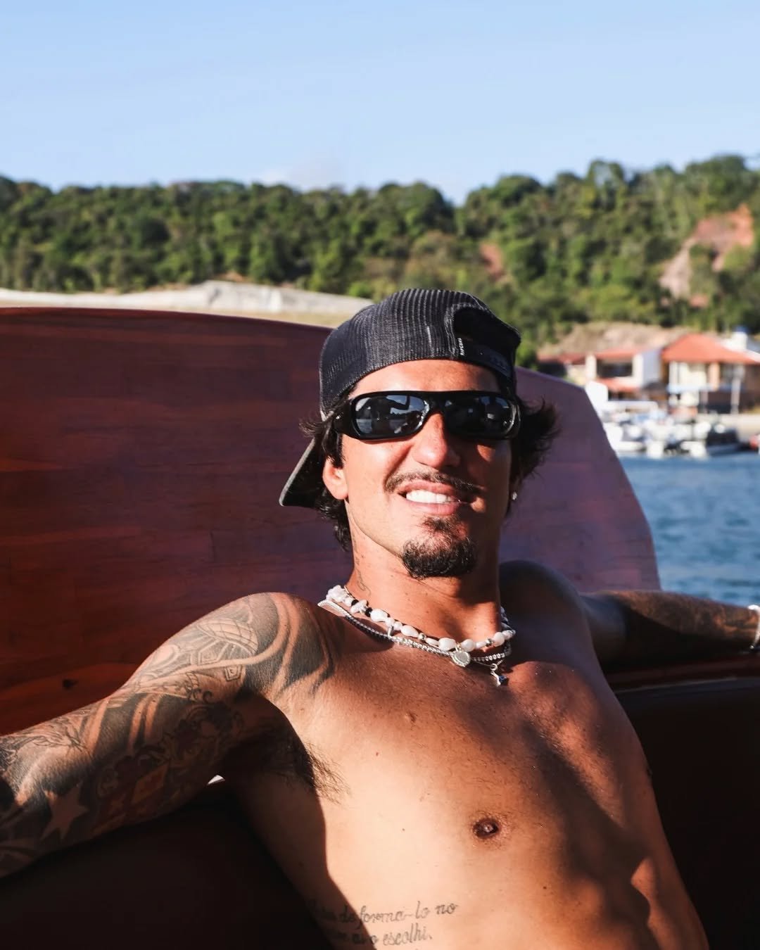 Photo shared by 𝙂𝙖𝙗𝙧𝙞𝙚𝙡 𝙈𝙚𝙙𝙞𝙣𝙖 | 𝙁𝙖𝙣 𝙋𝙖𝙜𝙚 on December 30, 2025 tagging @gabrielmedina. May be an image of one or more people, beard, hat, boat, houseboat and text.